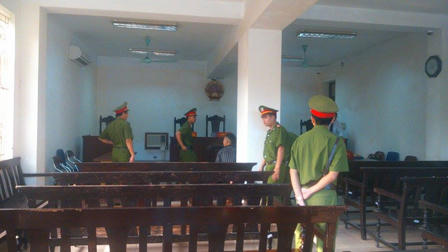 Nguyễn Mạnh Tường tiếp tục đứng trước vành móng ngựa