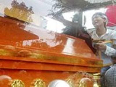 Người mẹ nức nở bên quan tài 3 con nhỏ bị chồng thiêu sống