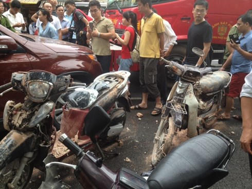 Sập biệt thự cổ trên phố Trần Hưng Đạo (Hà Nội), nhiều người bị mắc kẹt