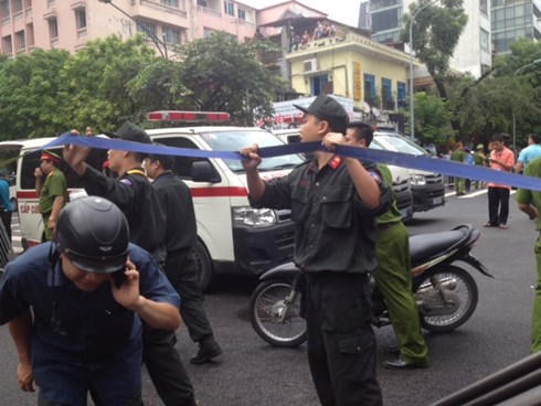 Sập biệt thự cổ trên phố Trần Hưng Đạo (Hà Nội), nhiều người bị mắc kẹt