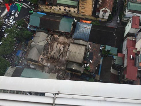 Sập biệt thự cổ trên phố Trần Hưng Đạo (Hà Nội), nhiều người bị mắc kẹt