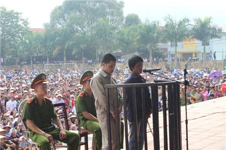 Biển người đội nắng theo dõi phiên tòa xử kẻ hiếp dâm rồi sát hại em họ