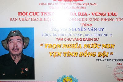 Thiếu phụ lượm ve chai 30 năm chăm chồng bại liệt