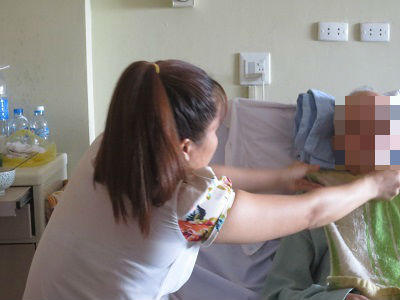 Đắng - ngọt trong nghề  “osin” bệnh viện