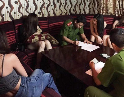 3 nữ sinh viên khoe nội y nhảy múa trong quán cà phê