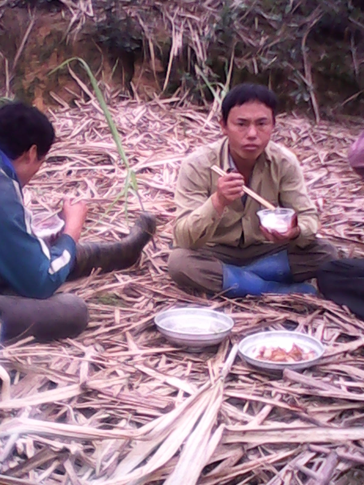 Cái chết “chầu chực”, cả làng vẫn kéo nhau “làm chui” kiếm tiền Tết