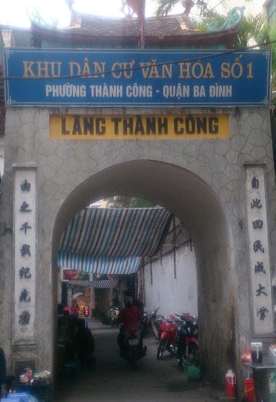 Độc đáo cổng làng giữa phố