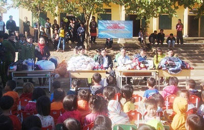 “Áo ấm mùa đông” đến với người Mông ở Nà Pen