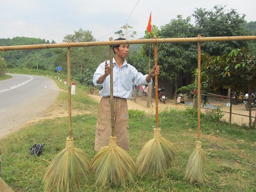 No ấm với nghề làm chổi đót ven đại ngàn Trường Sơn
