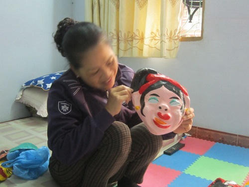 Người “giữ lửa” nghề làm mặt nạ giấy bồi ở Hà thành