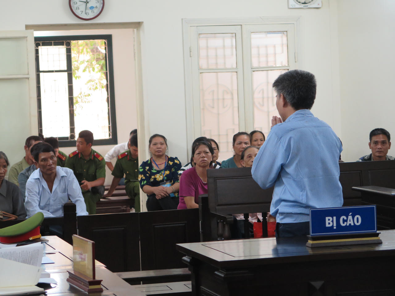 Bị cáo sát hại em họ chắp tay xin lỗi gia đình nạn nhân