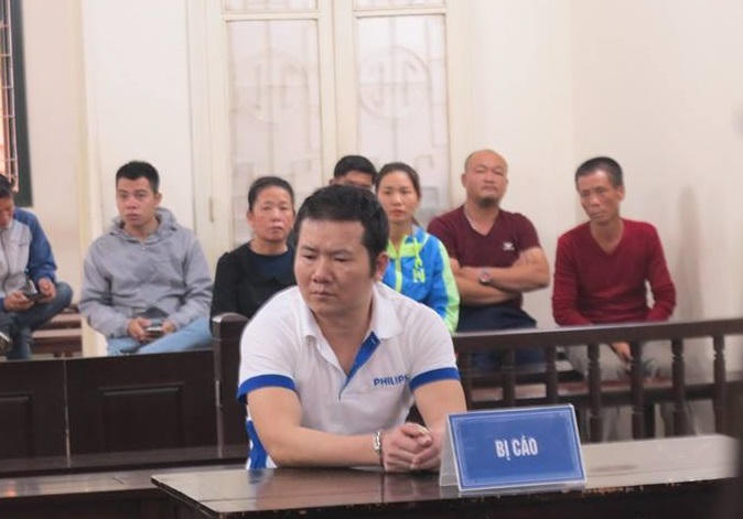 Chém mẹ và em gái vì bênh vợ, người đàn ông bật khóc trước tòa