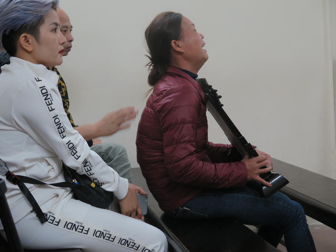 Ca sỹ Châu Việt Cường chắp tay xin lỗi gia đình bị hại tại tòa