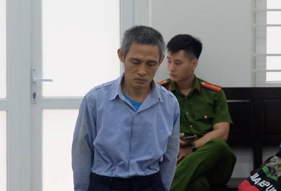 Bị đuổi ra khỏi nhà, chồng đâm vợ cũ trước mặt con