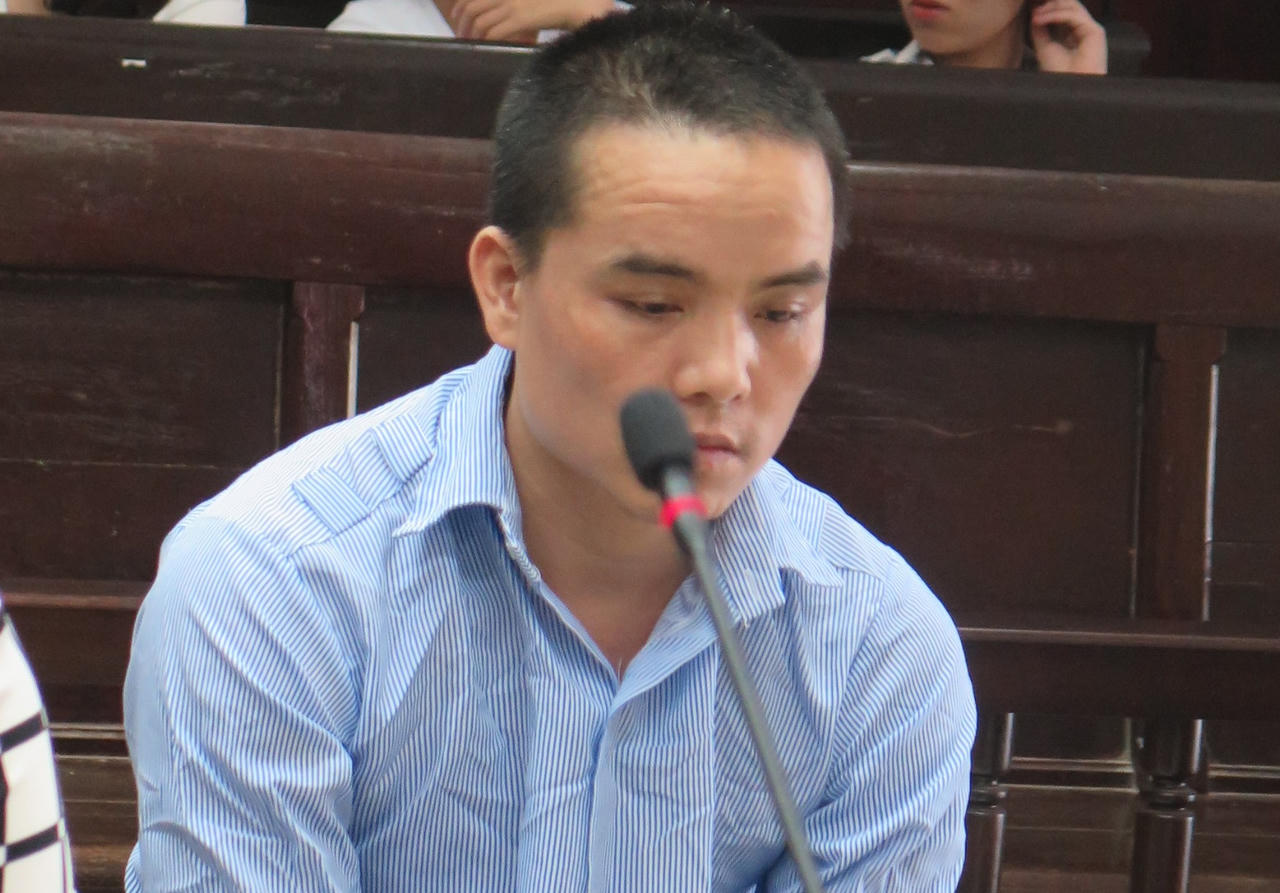 Người đàn ông 'cướp mạng' vợ khóc nức nở tại tòa