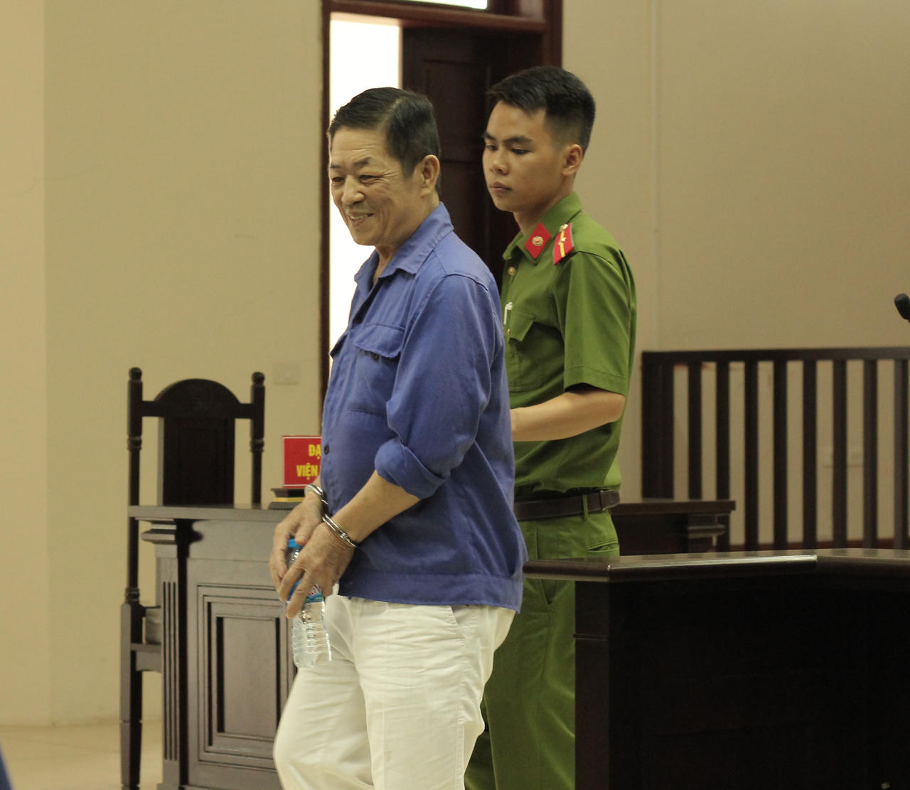 Hưng “kính” tươi cười, bị hại bật khóc nức nở