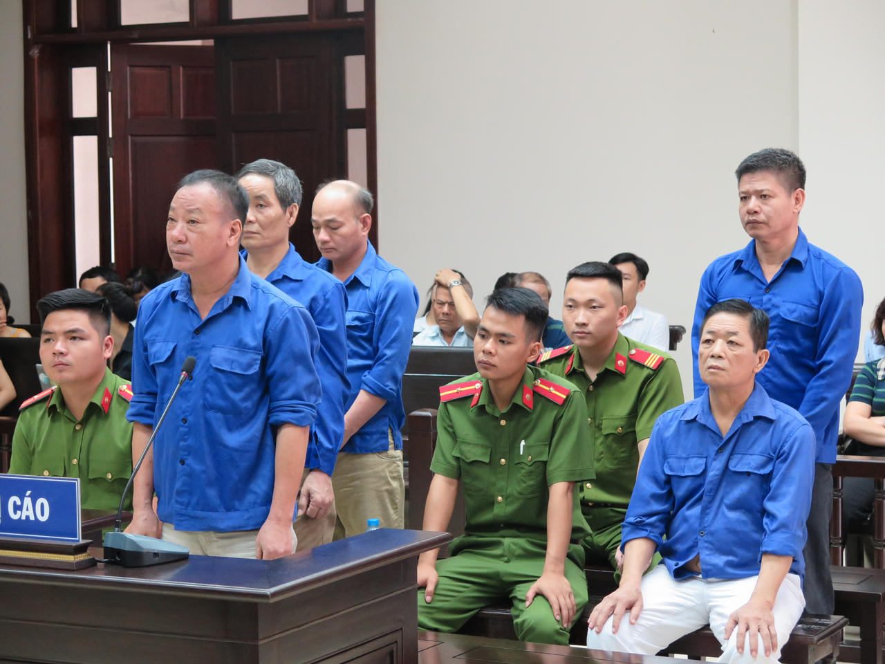 Cưỡng đoạt tài sản tiểu thương, Hưng 'kính' bị đề nghị gần 5 năm tù