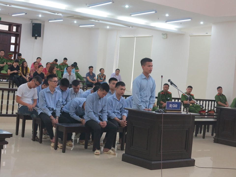 Hoãn phiên xử vì người nhà bị hại gây rối