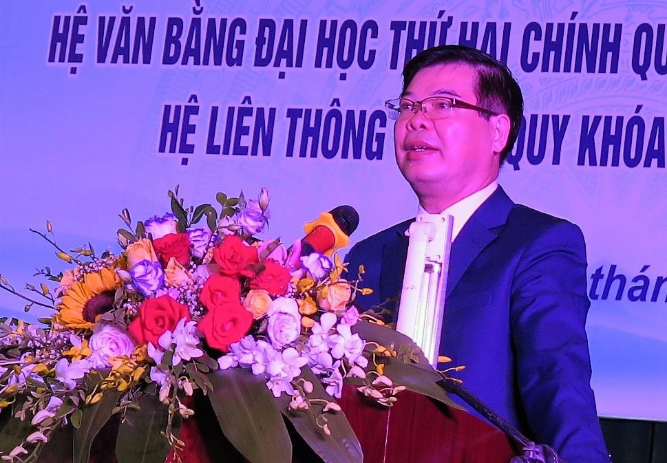 Trao bằng tốt nghiệp cho 463 tân cử nhân Luật 