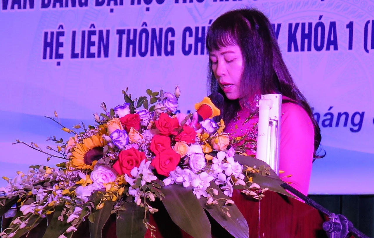 Trao bằng tốt nghiệp cho 463 tân cử nhân Luật 