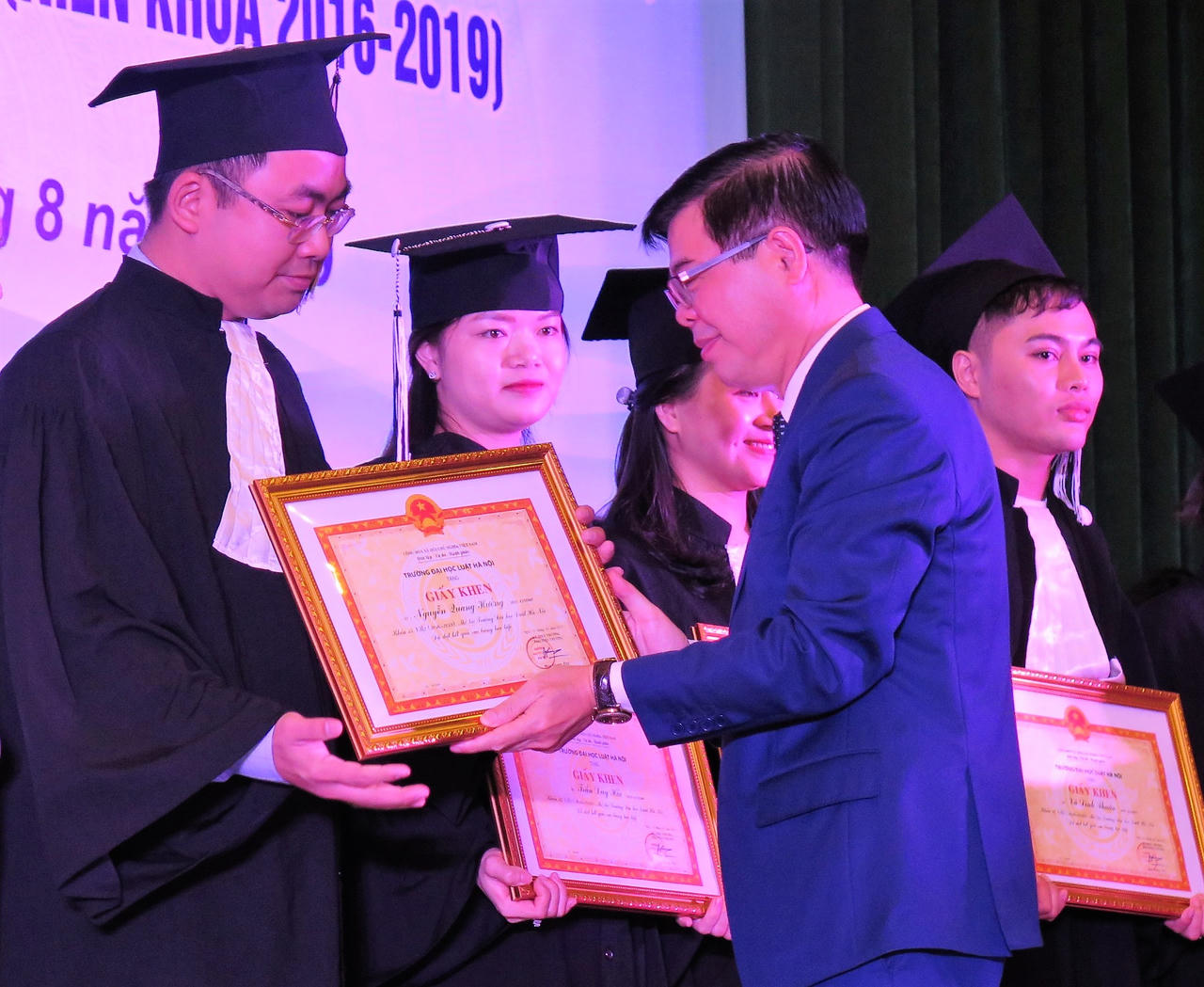 Trao bằng tốt nghiệp cho 463 tân cử nhân Luật 