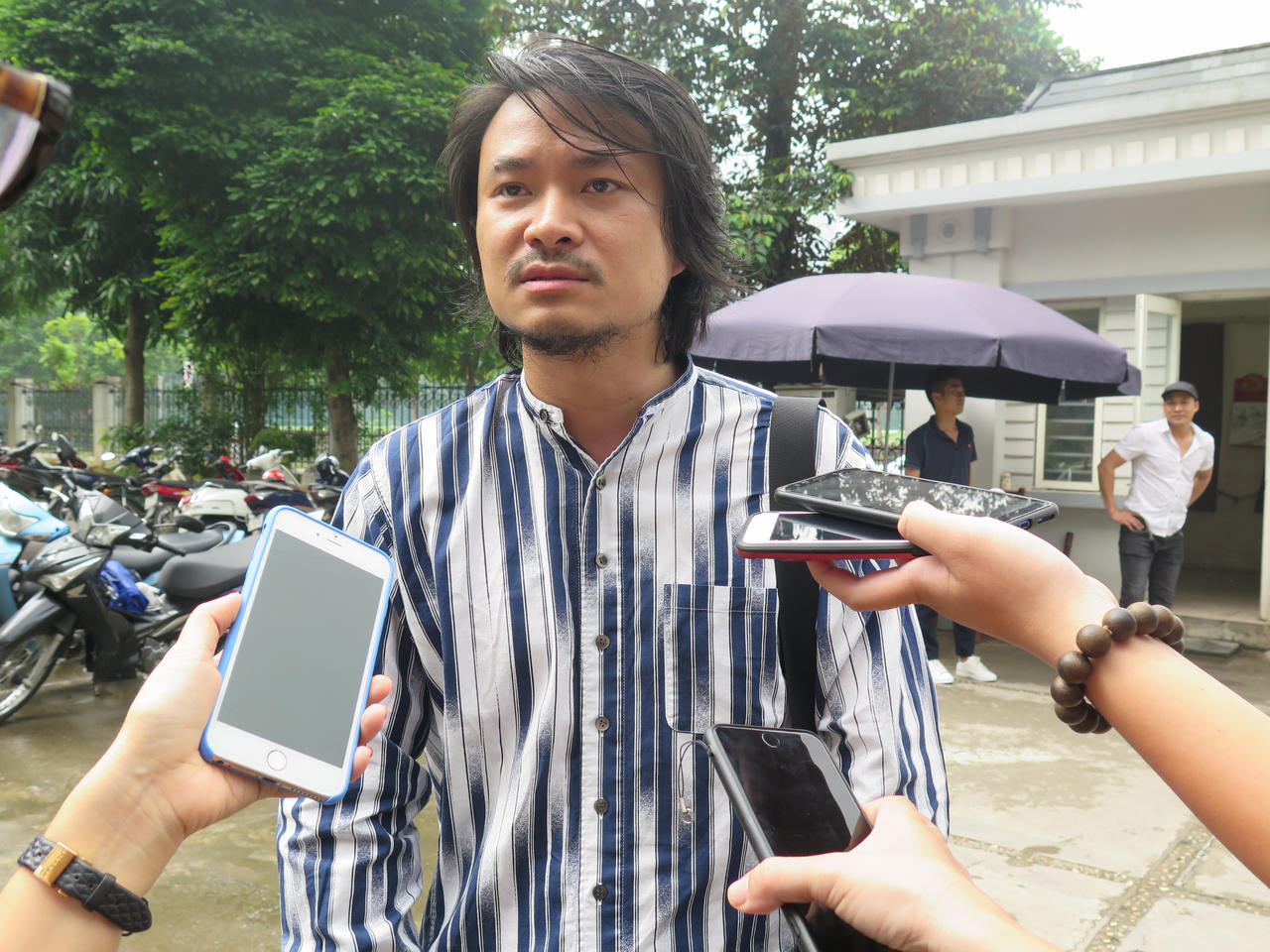 Vụ Tuần Châu Hà Nội kiện Việt Tú: Đạo diễn Hoàng Nhật Nam bật khóc ở cổng tòa