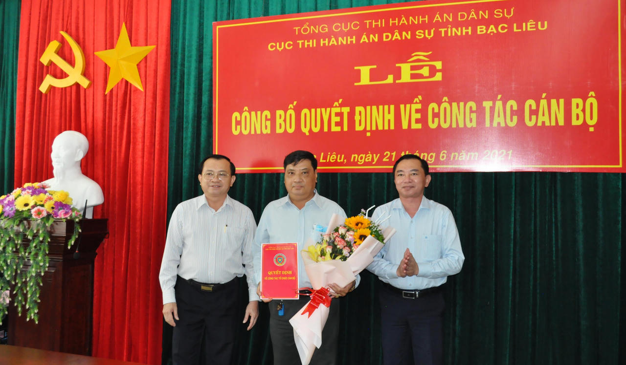 Lễ trao quyết định nghỉ hưu trước tuổi Phó Cục trưởng Cục THADS tỉnh Bạc Liêu