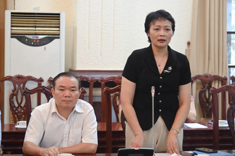 Trao sổ tiết kiệm Chương trình “Cha – Mẹ đỡ đầu” năm 2023