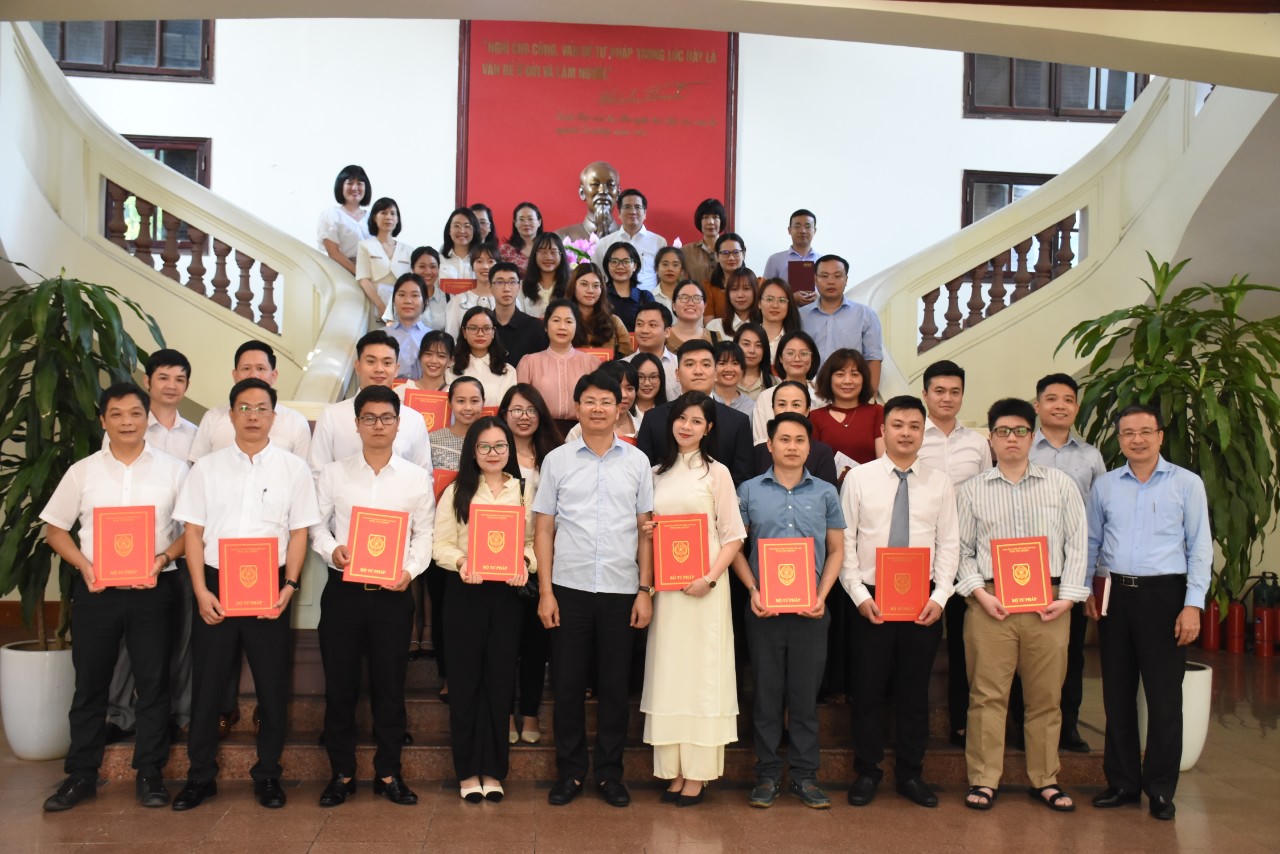 Bộ Tư pháp trao Quyết định tuyển dụng công chức