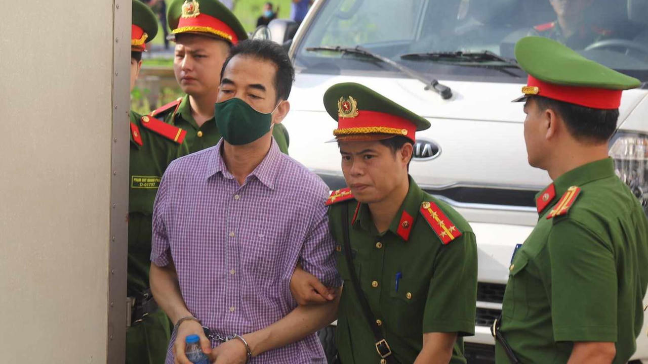 Một số hình ảnh buổi đầu phiên xử 54 bị cáo trong vụ án “Chuyến bay giải cứu”