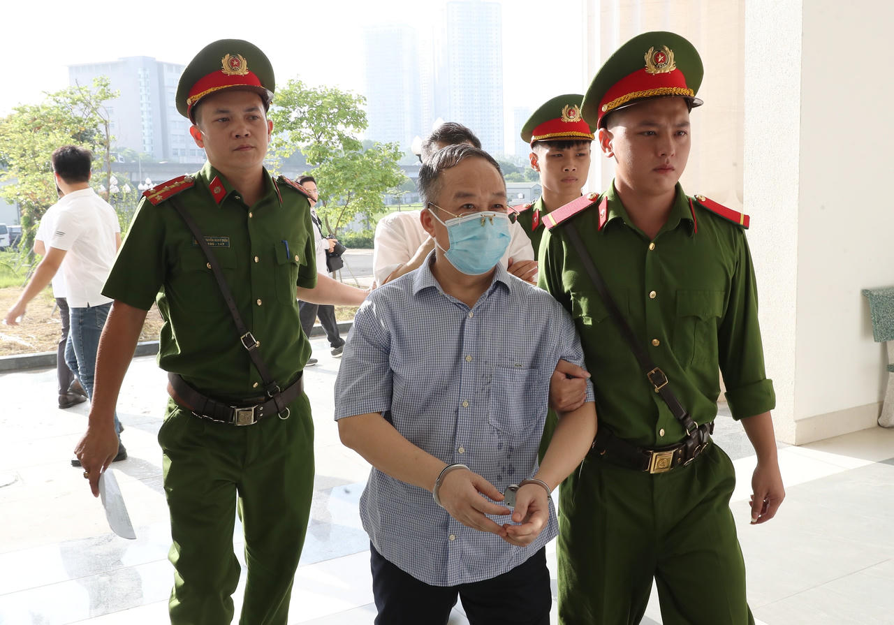 Một số hình ảnh buổi đầu phiên xử 54 bị cáo trong vụ án “Chuyến bay giải cứu”