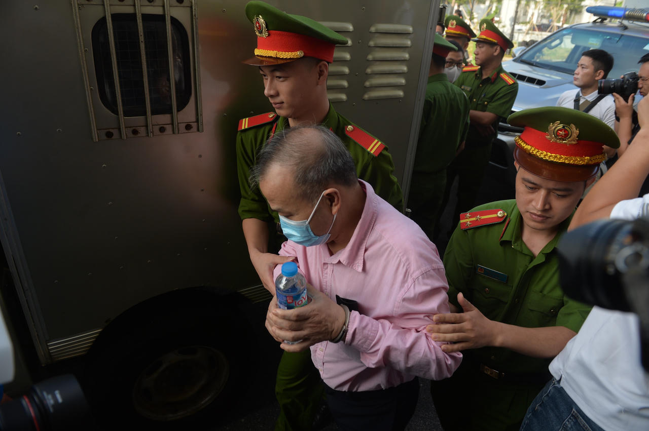 Một số hình ảnh buổi đầu phiên xử 54 bị cáo trong vụ án “Chuyến bay giải cứu”