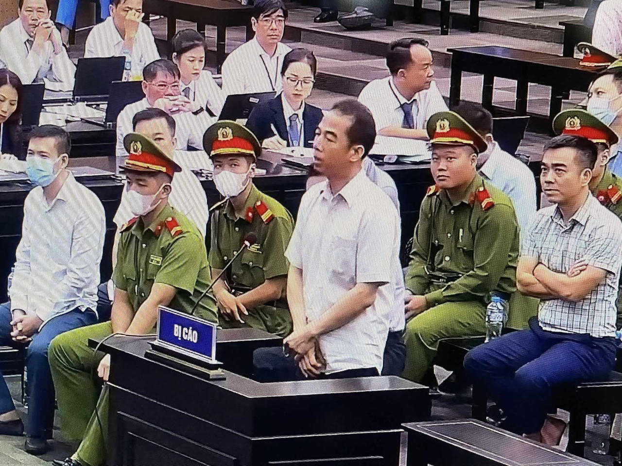 Nhận “quà cảm ơn” hàng chục tỷ nhưng cựu Thứ trưởng Bộ Ngoại giao “không mở ra xem”