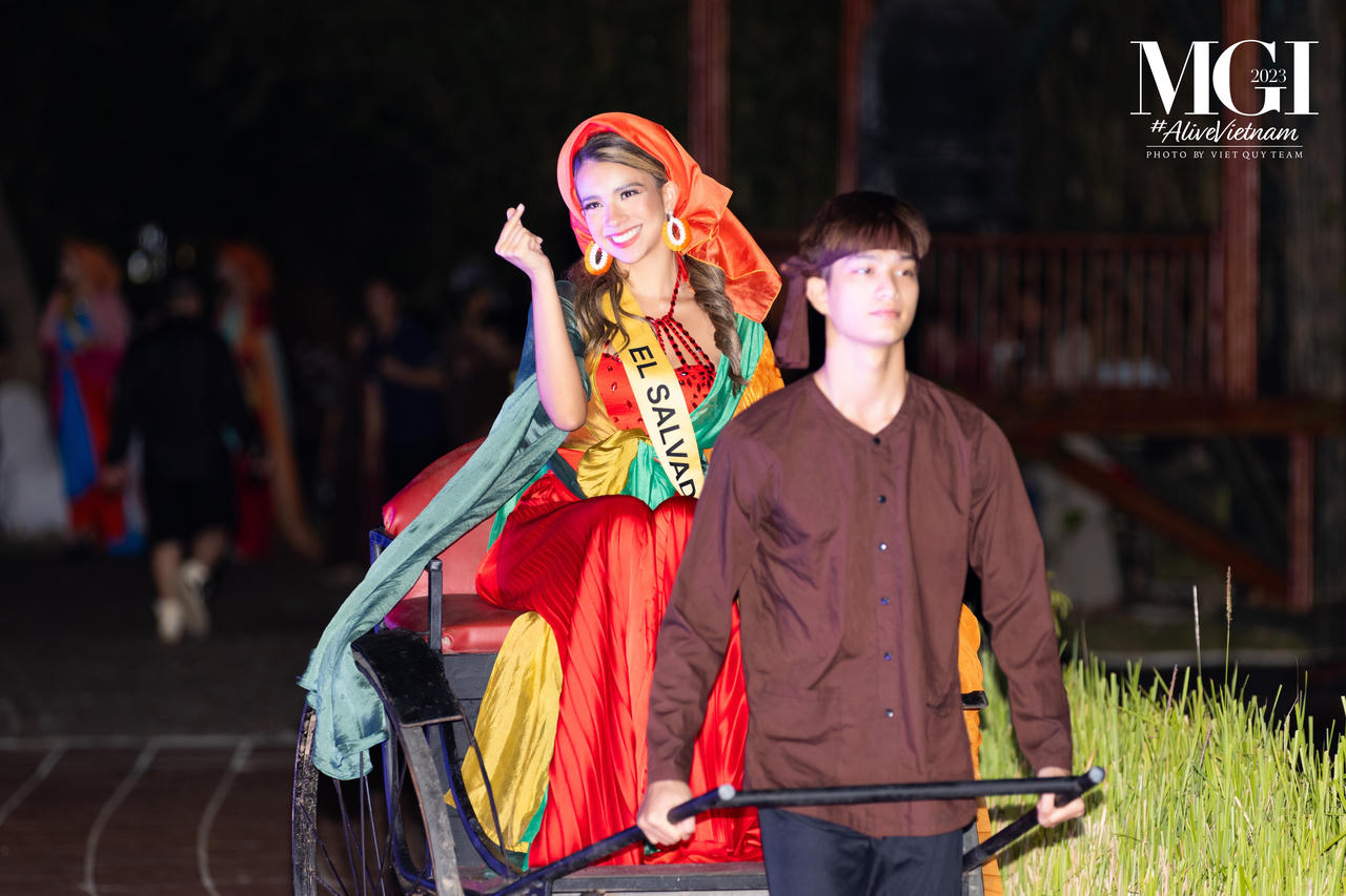 Thí sinh Miss Grand mặc áo tứ thân, nhảy sạp, xem Tinh hoa Bắc Bộ