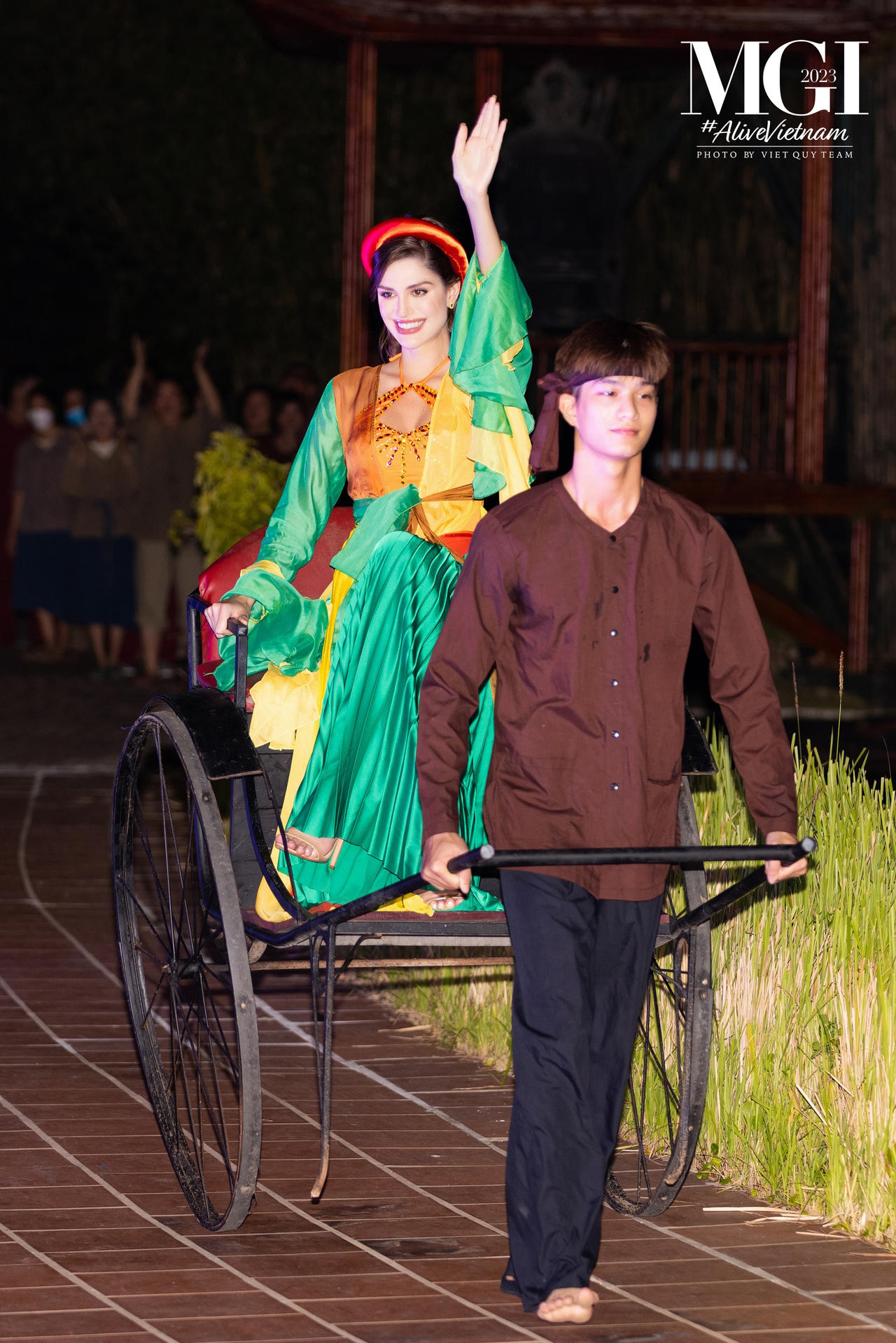 Thí sinh Miss Grand mặc áo tứ thân, nhảy sạp, xem Tinh hoa Bắc Bộ