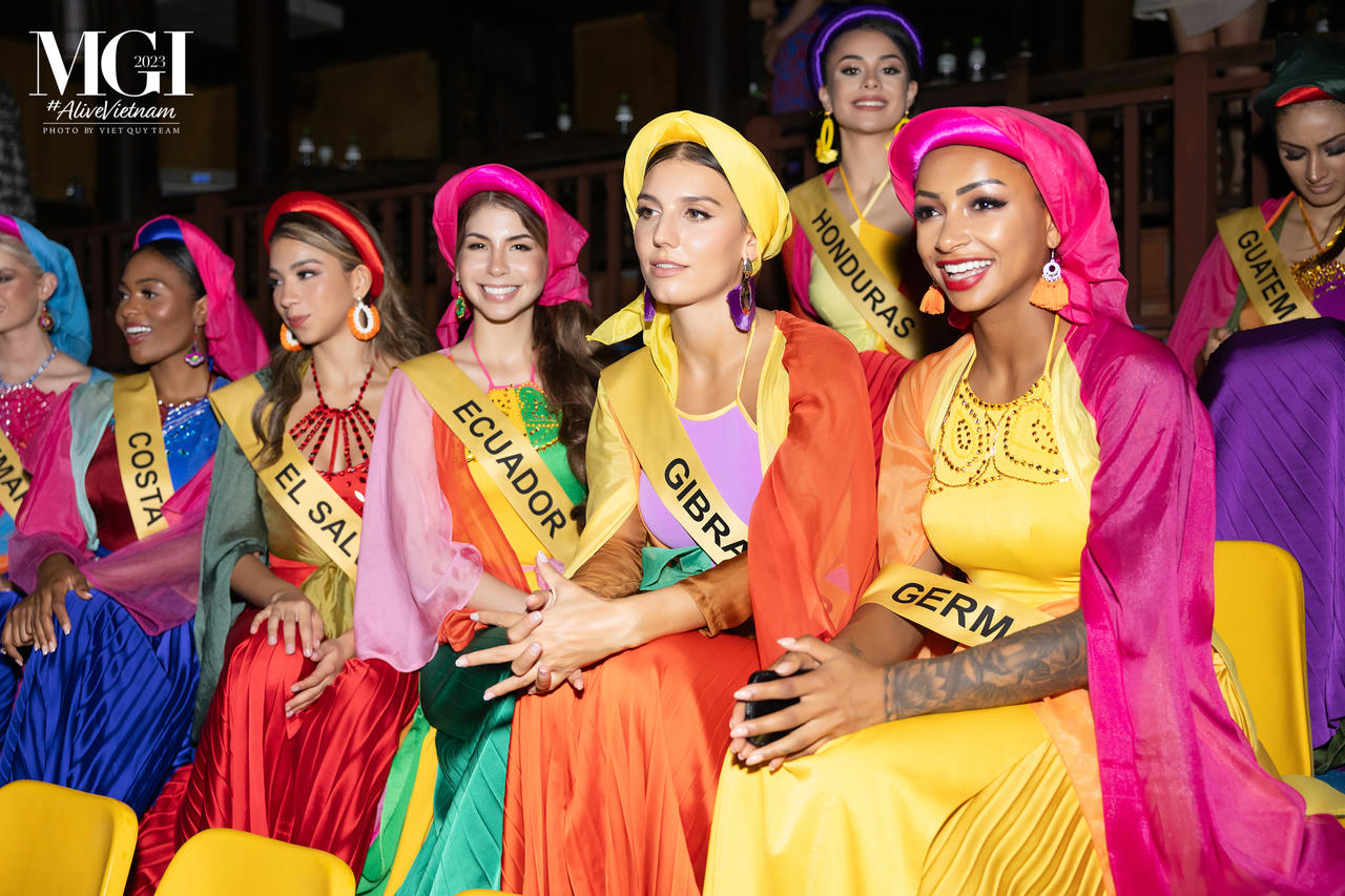 Thí sinh Miss Grand mặc áo tứ thân, nhảy sạp, xem Tinh hoa Bắc Bộ