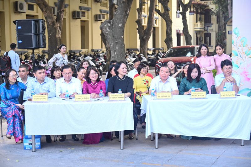 Phụ nữ Tư pháp và hoa