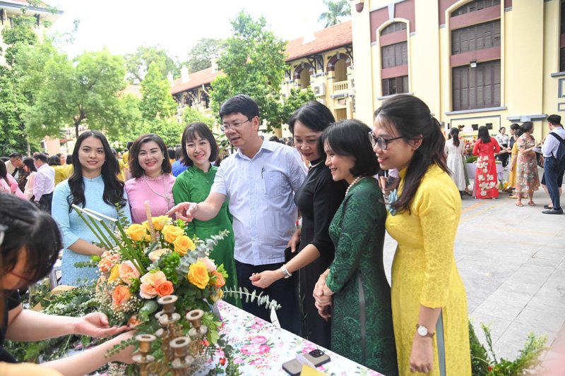 Phụ nữ Tư pháp và hoa