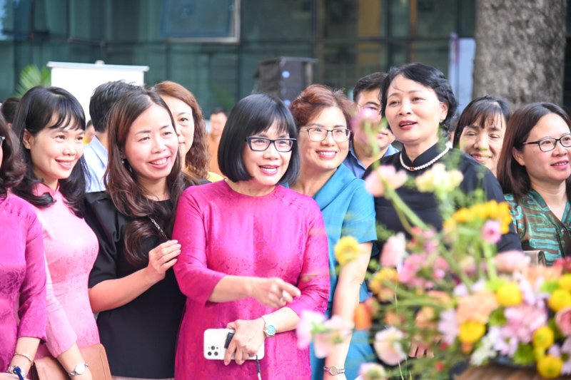 Phụ nữ Tư pháp và hoa