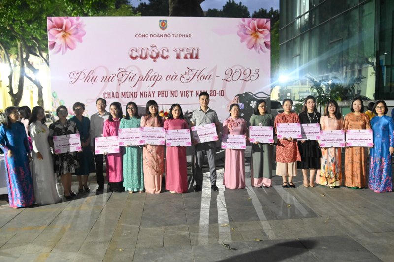 Phụ nữ Tư pháp và hoa