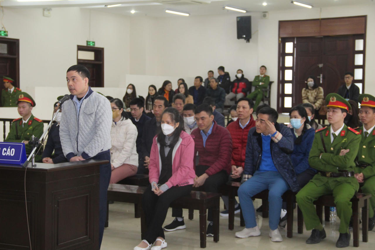 Cựu Thứ trưởng Bộ ngoại giao Tô Anh Dũng bật khóc nói về sai phạm của mình