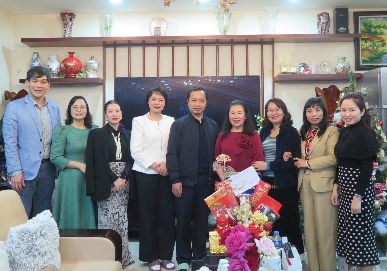 Lãnh đạo Bộ Tư pháp thăm, chúc Tết gia đình các đồng chí nguyên lãnh đạo Bộ