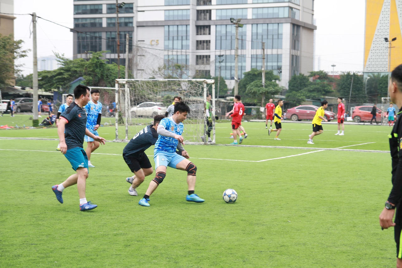 Giải bóng đá Mùa Xuân lần thứ VI diễn ra sôi nổi