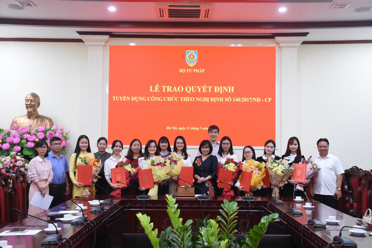 Bộ Tư pháp trao Quyết định tuyển dụng công chức năm 2024