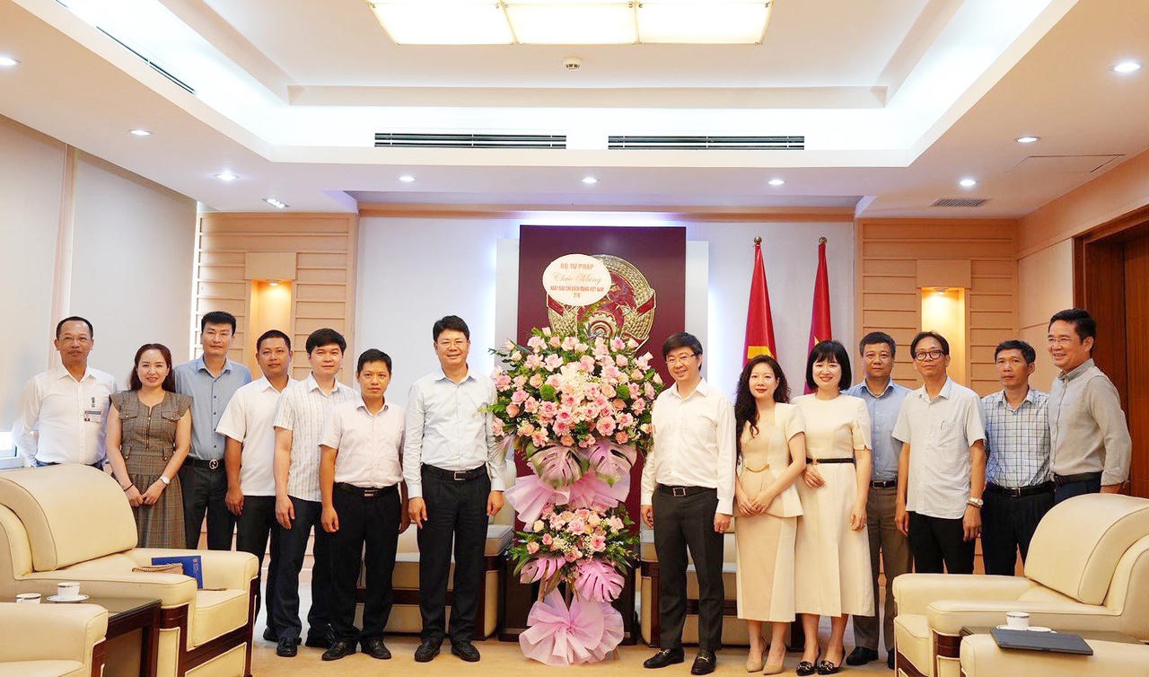 Lãnh đạo Bộ Tư pháp chúc mừng Ngày Báo chí cách mạng Việt Nam 21/6