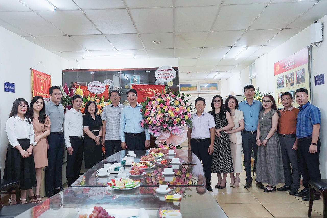 Lãnh đạo Bộ Tư pháp chúc mừng Ngày Báo chí cách mạng Việt Nam 21/6