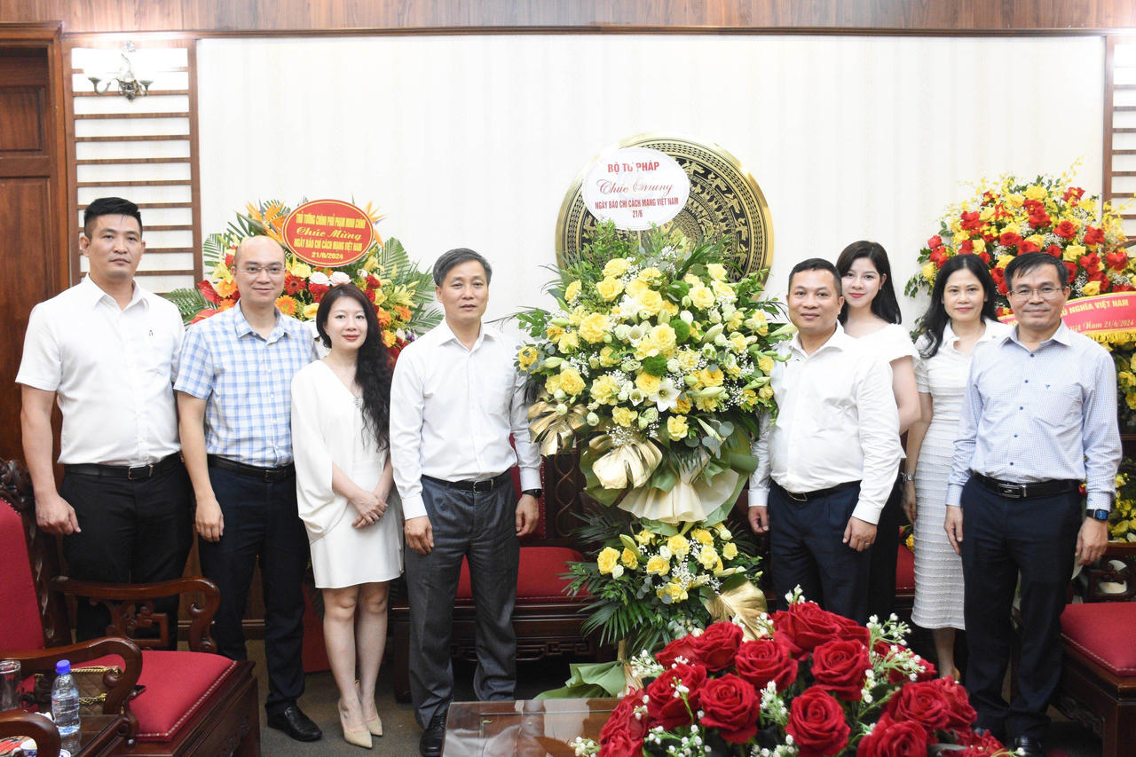 Lãnh đạo Bộ Tư pháp chúc mừng Ngày Báo chí cách mạng Việt Nam 21/6