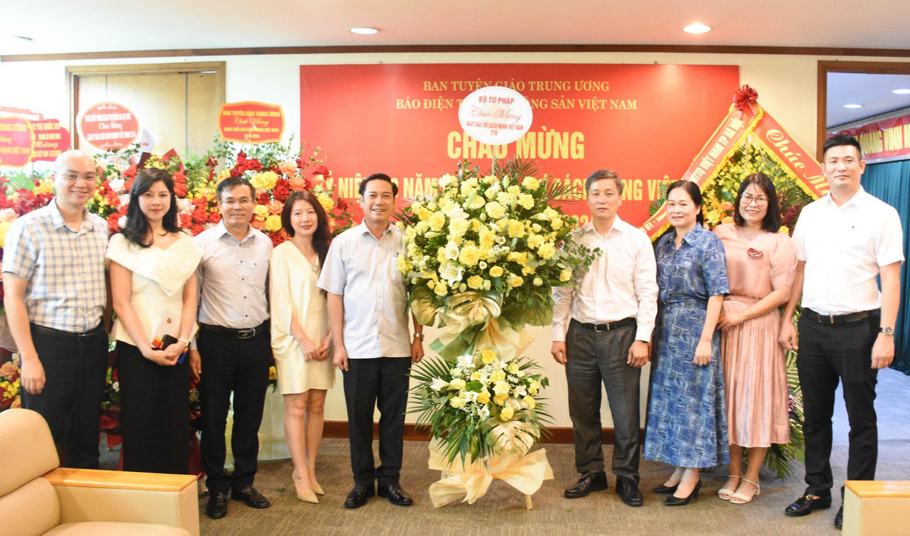 Lãnh đạo Bộ Tư pháp chúc mừng Ngày Báo chí cách mạng Việt Nam 21/6