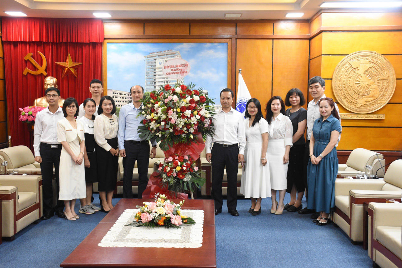 Lãnh đạo Bộ Tư pháp chúc mừng Ngày Báo chí cách mạng Việt Nam 21/6