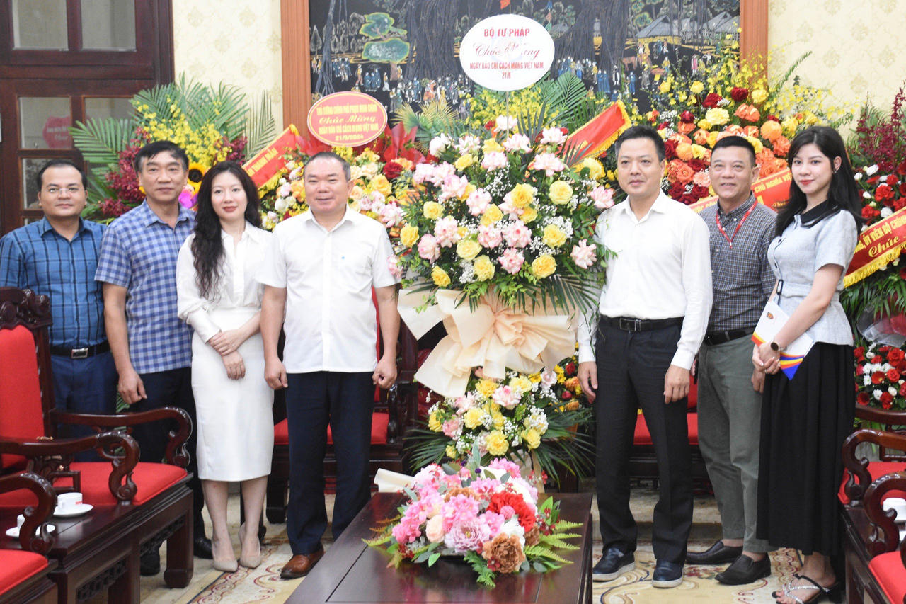 Lãnh đạo Bộ Tư pháp chúc mừng Ngày Báo chí cách mạng Việt Nam 21/6